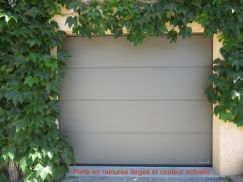 Porte sectionnelle et portillon assorti en bois - Guillestre