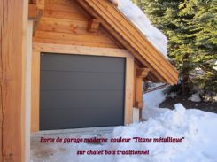 Porte de garage moderne sur chalet traditionnel - Briançon